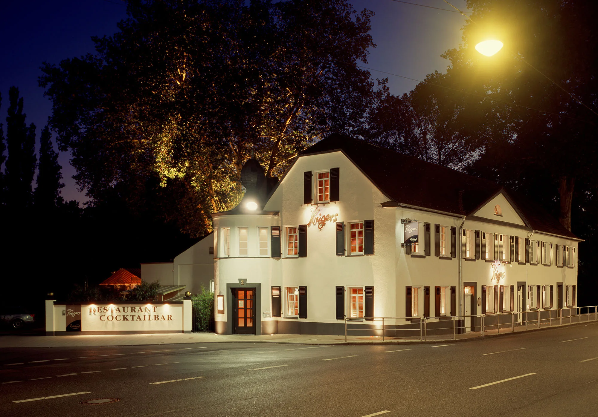 Restaurant und Cocktailbar in einem historischen Gebäude bei Nacht