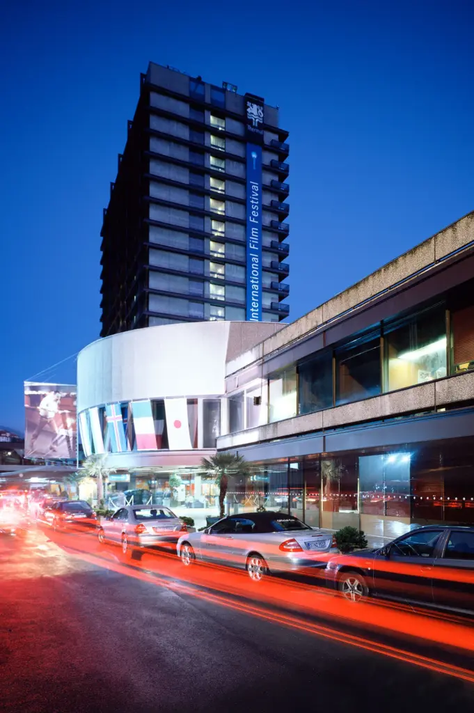 Hotelhochhaus mit Lichtspuren des Abendverkehrs zur blauen Stunde
