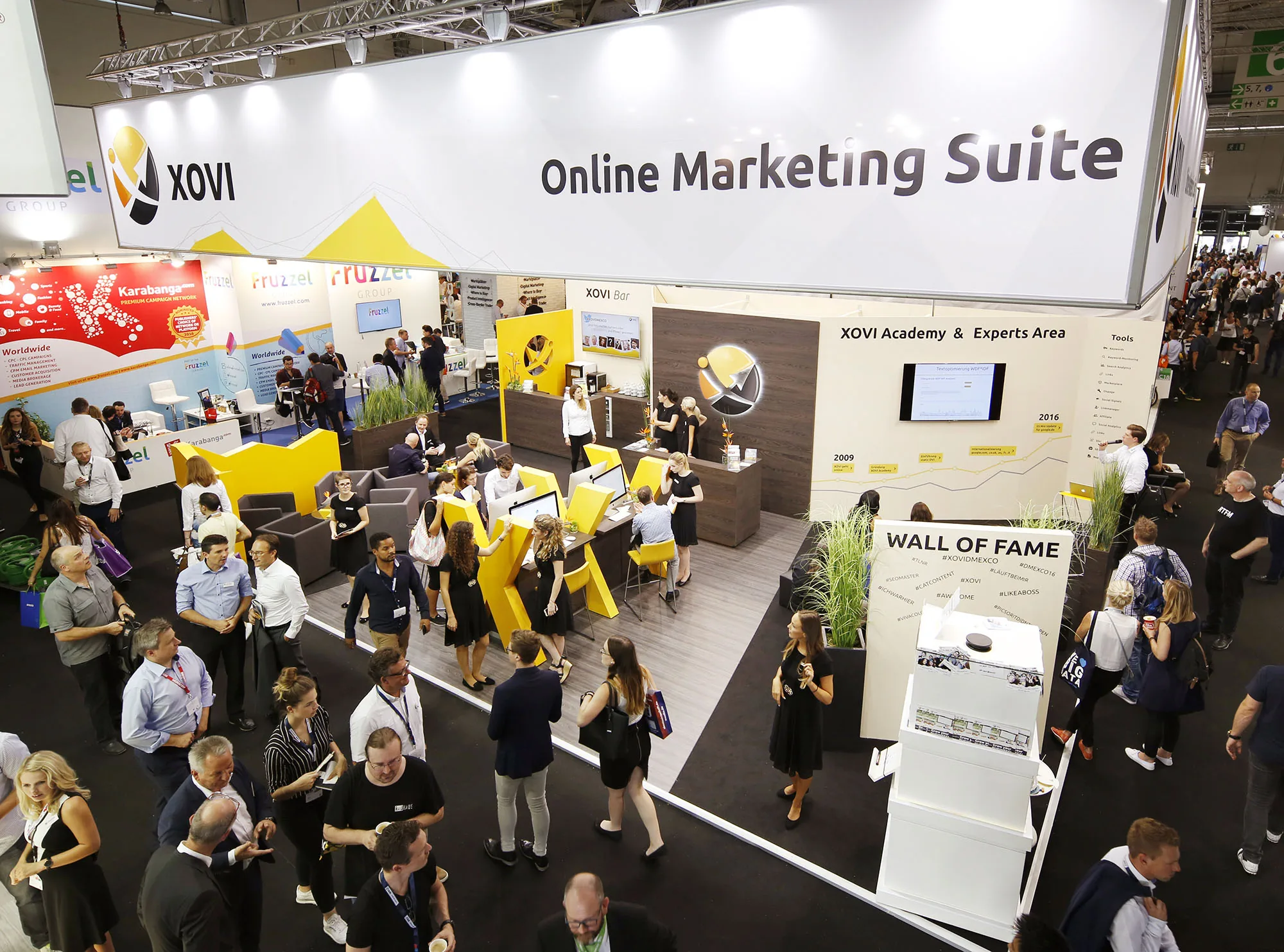 Belebter Messestand von XOVI von oben