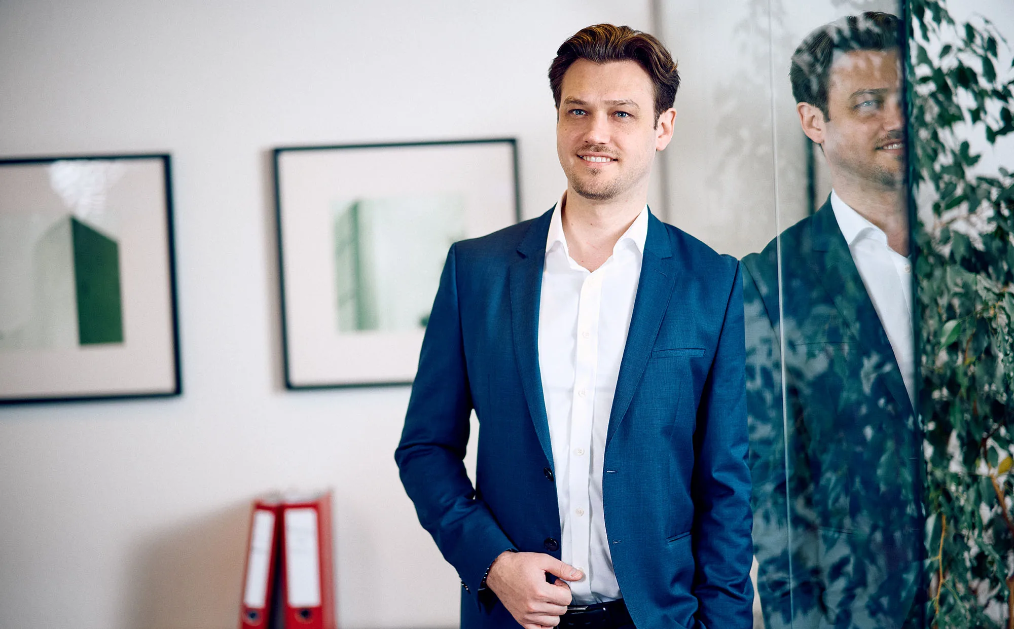 Business-Porträt eines jungen Mitarbeiters im Anzug