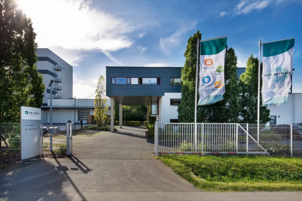 Firmengelände von Dr. Eckel mit Fahnen und Eingang