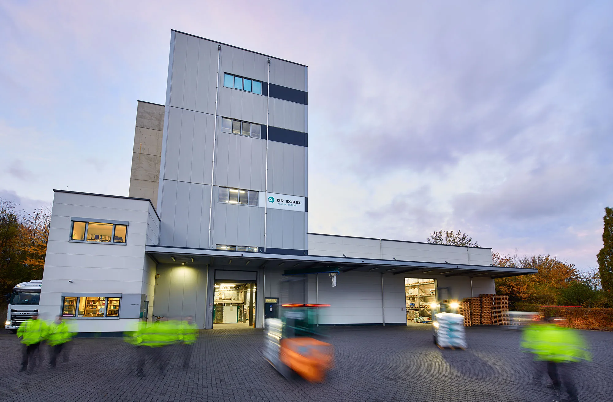 Firmengebäude von Dr. Eckel in der Dämmerung