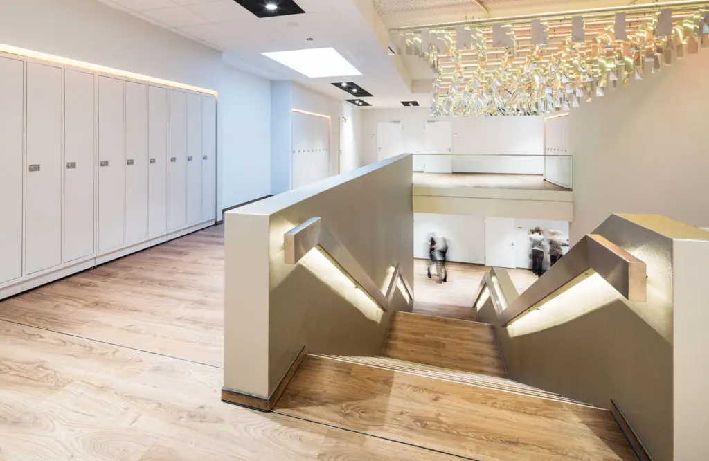 Schließfachanlage in einem modernen Schulflur mit Treppe