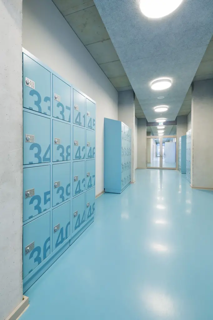 Hellblaue Schließfächer in einem langen Schulflur